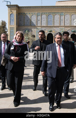 Teheran, Iran. 4. Oktober 2016. Bundesministerin für Economic Affairs Sigmar Gabriel (R) und seinem persönlichen Berater Dorothea Schneider (L) kommen im Golestan Palast in Teheran, Iran, 4. Oktober 2016. Gabriel, war zusammen mit einer großen Wirtschaftsdelegation bei einem zweitägigen Besuch in Teheran, Iran. Foto: Bernd von Jutrczenka/Dpa/Alamy Live News Stockfoto