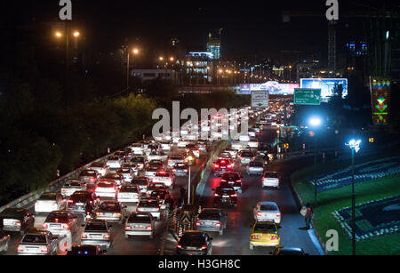 Teheran, Iran. 3. Oktober 2016. Autos auf einer Autobahn in Teheran, Iran, 3. Oktober 2016 stehen. Der Verkehr in der iranischen Hauptstadt kommt oft zum Stillstand. Foto: Bernd von Jutrczenka/Dpa/Alamy Live News Stockfoto