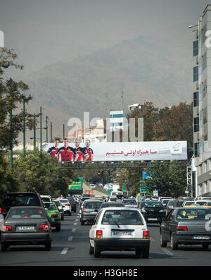 Teheran, Iran. 3. Oktober 2016. Ein Plakat mit einem Bild von Fußballspielern gesehen über eine Autobahn in Teheran, Iran, 3. Oktober 2016. Foto: Bernd von Jutrczenka/Dpa/Alamy Live News Stockfoto