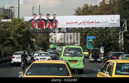 Teheran, Iran. 3. Oktober 2016. Ein Plakat mit einem Bild von Fußballspielern gesehen über eine Autobahn in Teheran, Iran, 3. Oktober 2016. Foto: Bernd von Jutrczenka/Dpa/Alamy Live News Stockfoto