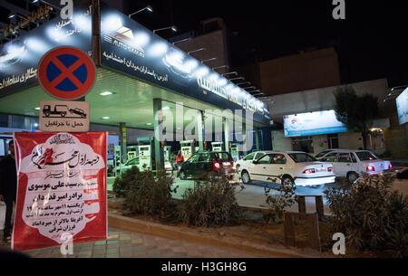 Teheran, Iran. 3. Oktober 2016. Autos stehen an einer Tankstelle in Teheran, Iran, 3. Oktober 2016. Der Iran hat beträchtliche Ölreserven. Foto: Bernd von Jutrczenka/Dpa/Alamy Live News Stockfoto