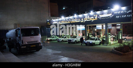 Teheran, Iran. 3. Oktober 2016. Autos stehen an einer Tankstelle in Teheran, Iran, 3. Oktober 2016. Der Iran hat beträchtliche Ölreserven. Foto: Bernd von Jutrczenka/Dpa/Alamy Live News Stockfoto