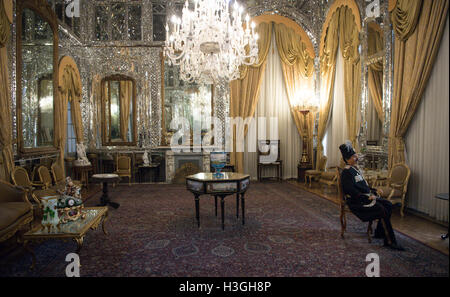 Teheran, Iran. 4. Oktober 2016. Eine Figur in einer Halle mit historischen Möbeln im Golestan Palast in Teheran, Iran, 4. Oktober 2016 zu sehen. Foto: Bernd von Jutrczenka/Dpa/Alamy Live News Stockfoto