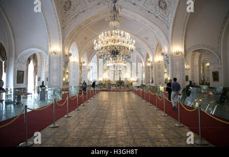 Teheran, Iran. 4. Oktober 2016. Touristen gehen durch eine Halle mit historischen Möbeln im Golestan Palast in Teheran, Iran, 4. Oktober 2016. Foto: Bernd von Jutrczenka/Dpa/Alamy Live News Stockfoto