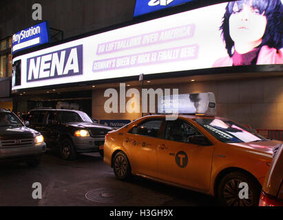 New York, USA. 5. Oktober 2016. Eine große Leuchtreklame fördert ein Konzert der deutschen Sängerin Nena in New York, USA, 5. Oktober 2016. Foto: Christina Horsten/Dpa/Alamy Live News Stockfoto