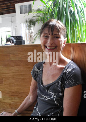 New York, USA. 11. August 2016. Nina Keneally, Mutter zu vermieten, sitzt in einem Café in den Bushwick Bezirk von New York, USA, 11. August 2016. Foto: Amelie Richter/Dpa/Alamy Live News Stockfoto