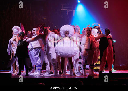 Hamburg, Deutschland. 7. Oktober 2016. Schauspieler, Sänger und Tänzer führen während der Premiere des Peter Maffays Rock Märchen Tabaluga - Es Lebe Die Freundschaft (lit.) Tabaluga - es lebe Freundschaft) in Hamburg, Deutschland, 7. Oktober 2016. Foto: GEORG WENDT/DPA/Alamy Live-Nachrichten Stockfoto