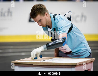 Kloten, Schweiz. 8. Oktober 2016. Patrick Mayrhofer beim angetriebenen Arm Prothetik-Rennen am Cybathlon, die erste Meisterschaft für racing Piloten mit Behinderungen mit bionischen Geräte in der Schweizer Arena in Kloten (Zürich), Schweiz. Organisiert von der Eidgenössischen Technischen Hochschule (ETH) Zürich, vereint Cybathlon interdisziplinären Teams von Bio-Ingenieure, Wissenschaftler und Sportler mit körperlicher Behinderung, bei der Lösung von alltäglicher Aufgaben zu konkurrieren und zu zeigen, wie Technologie ermöglicht ihnen körperliche Einschränkungen ihres Körpers zu überwinden. Bildnachweis: Erik Tham/Alamy Live-Nachrichten Stockfoto