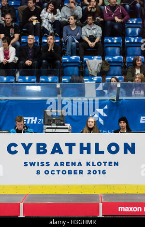 Kloten, Schweiz. 8. Oktober 2016. Das Publikum und die Cybathlon Beamten in der Schweizer Arena in Kloten (Zürich) am Cybathlon, die erste Meisterschaft für racing Piloten mit Behinderungen mit bionischen Geräte. Organisiert von der Eidgenössischen Technischen Hochschule (ETH) Zürich, vereint Cybathlon interdisziplinären Teams von Bio-Ingenieure, Wissenschaftler und Sportler mit körperlicher Behinderung, bei der Lösung von alltäglicher Aufgaben zu konkurrieren und zu zeigen, wie Technologie ermöglicht ihnen die physikalischen Grenzen ihres Körpers zu überwinden. Bildnachweis: Erik Tham/Alamy Live-Nachrichten Stockfoto