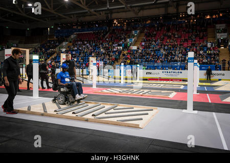 Kloten, Schweiz. 8. Oktober 2016. ein Athlet in den Rollstuhl-Parcours am Cybathlon, die erste Meisterschaft für racing Piloten mit Behinderungen mit bionischen Geräte in der Schweizer Arena in Kloten (Zürich), Schweiz. Organisiert von der Eidgenössischen Technischen Hochschule (ETH) Zürich, vereint Cybathlon interdisziplinären Teams von Bio-Ingenieure, Wissenschaftler und Sportler mit körperlicher Behinderung, bei der Lösung von alltäglicher Aufgaben zu konkurrieren und zu zeigen, wie Technologie ermöglicht ihnen körperliche Einschränkungen ihres Körpers zu überwinden. Bildnachweis: Erik Tham/Alamy Live-Nachrichten Stockfoto