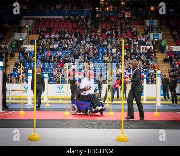 Kloten, Schweiz. 8. Oktober 2016. ein Athlet in den Rollstuhl-Parcours am Cybathlon, die erste Meisterschaft für racing Piloten mit Behinderungen mit bionischen Geräte in der Schweizer Arena in Kloten (Zürich), Schweiz. Organisiert von der Eidgenössischen Technischen Hochschule (ETH) Zürich, vereint Cybathlon interdisziplinären Teams von Bio-Ingenieure, Wissenschaftler und Sportler mit körperlicher Behinderung, bei der Lösung von alltäglicher Aufgaben zu konkurrieren und zu zeigen, wie Technologie ermöglicht ihnen körperliche Einschränkungen ihres Körpers zu überwinden. Bildnachweis: Erik Tham/Alamy Live-Nachrichten Stockfoto