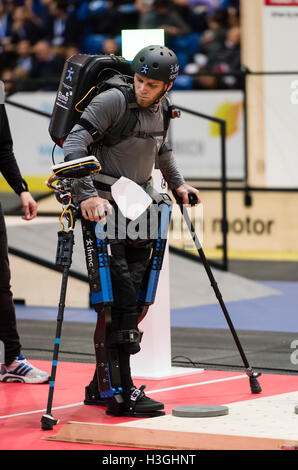 Kloten, Schweiz. 8. Oktober 2016. Mark Clayton Daniel (USA) beim Exoskelett-Rennen am Cybathlon, die erste Meisterschaft für racing Piloten mit Behinderungen mit bionischen Geräte in der Schweizer Arena in Kloten (Zürich), Schweiz. Organisiert von der Eidgenössischen Technischen Hochschule (ETH) Zürich, vereint Cybathlon interdisziplinären Teams von Bio-Ingenieure, Wissenschaftler und Sportler mit körperlicher Behinderung, bei der Lösung von alltäglicher Aufgaben zu konkurrieren und zu zeigen, wie Technologie ermöglicht ihnen körperliche Einschränkungen ihres Körpers zu überwinden. Bildnachweis: Erik Tham/Alamy Live-Nachrichten Stockfoto