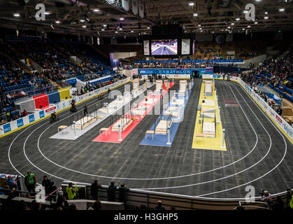 Kloten, Schweiz. 8. Oktober 2016. Der Schweizer Arena in Kloten (Zürich) mit der Rennstrecke und Hindernis-Parcours für Cybathlon, die erste Meisterschaft für racing Piloten mit Behinderungen mit bionischen Geräte. Organisiert von der Eidgenössischen Technischen Hochschule (ETH) Zürich, vereint Cybathlon interdisziplinären Teams von Bio-Ingenieure, Wissenschaftler und Sportler mit körperlicher Behinderung, bei der Lösung von alltäglicher Aufgaben zu konkurrieren und zu zeigen, wie Technologie ermöglicht ihnen die physikalischen Grenzen ihres Körpers zu überwinden. Bildnachweis: Erik Tham/Alamy Live-Nachrichten Stockfoto