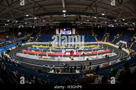 Kloten, Schweiz. 8. Oktober 2016. Der Schweizer Arena in Kloten (Zürich) mit der Rennstrecke und Hindernis-Parcours für Cybathlon, die erste Meisterschaft für racing Piloten mit Behinderungen mit bionischen Geräte. Organisiert von der Eidgenössischen Technischen Hochschule (ETH) Zürich, vereint Cybathlon interdisziplinären Teams von Bio-Ingenieure, Wissenschaftler und Sportler mit körperlicher Behinderung, bei der Lösung von alltäglicher Aufgaben zu konkurrieren und zu zeigen, wie Technologie ermöglicht ihnen die physikalischen Grenzen ihres Körpers zu überwinden. Bildnachweis: Erik Tham/Alamy Live-Nachrichten Stockfoto