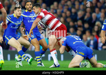 Old Trafford, Manchester, UK. 8. Oktober 2016. Rugby-League-Finale. Warrington Wolves gegen Wigan Warriors. Ben Flower von Wigan Warriors von Jack Hughes von Warrington Wölfe Kredit angegangen wird: Action Plus Sport/Alamy Live News Stockfoto