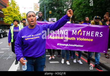 London, UK. 8. Oktober 2016. Mutter-Kampagne unter der Leitung von Pastor MImi durch das Wasser Lane Estate Brixton marschierten jammern, Credit: Philip Robins/Alamy Live News Stockfoto