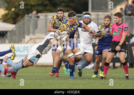 Parma, Italien. 8. Oktober 2016. Andries Van Schalkwyk ist beständig gegen eine große Tackle von Corey Flynn in Guinness Pro 12 Credit: Massimiliano Carnabuci/Alamy Live News Stockfoto