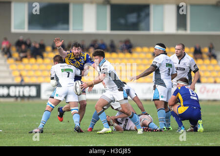 Parma, Italien. 8. Oktober 2016. Glasgow Warriors Scrum Ali Price mit einem Clearence kick in Guinness Pro 12 Credit: Massimiliano Carnabuci/Alamy Live News Stockfoto