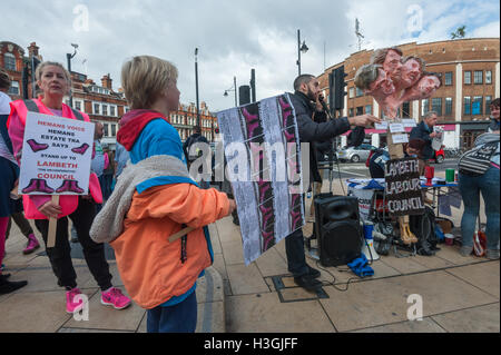 London, UK. 8. Oktober 2016. Rapper potente Flüstern führt bei "Stand Up, Lambeth" WIndrush Square, Brixton, die Einführung einer Reihe von Veranstaltungen gegen die Politik des Rates, fordert es zu stoppen Abriss des Rates Nachlässe, Bibliotheken zu schließen und lokalen Unternehmen mit der Schließung der Brixton Arches verjagt. Demonstranten werfen den arbeitsrechtlichen Rat finanzielle Verschwendung und zu "zerstören unsere Gemeinschaften, rassische und soziale Ungleichheit" und "die Leute von Lambeth zu stehlen die Zukunft. Bildnachweis: Peter Marshall/Alamy Live-Nachrichten Stockfoto