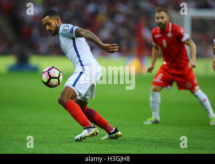 Wembley Stadium, London, UK. 8. Oktober 2016. FIFA World Cup Football zur Qualifikation. England gegen Malta. England Mittelfeldspieler Theo Walcott steuert den Ball Credit: Action Plus Sport/Alamy Live News Stockfoto