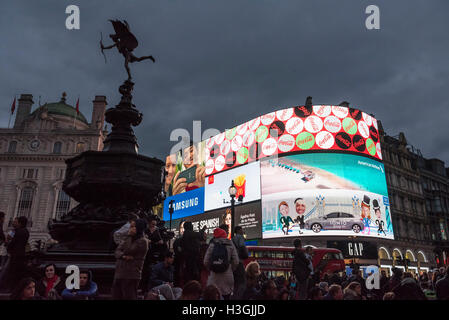 London, UK. 8. Oktober 2016.  Land Securities, Besitzer des Standortes Piccadilly Circus seit den siebziger Jahren gewann Planung Zustimmung der sechs vorhandenen LCD-Bildschirme mit einem riesigen State-of-the-Art interaktive Bildschirm zu ersetzen.  Es wird berichtet, dass Werbung Analysten schätzen, dass die größere Seite Wert weniger als £ 30 Millionen, im Vergleich zu den £ 4 Millionen pro Jahr pro Bildschirm derzeit sein könnte. Bildnachweis: Stephen Chung / Alamy Live News Stockfoto