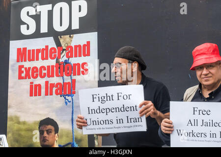 London UK. 8. Oktober 2016. Aktivisten der das iranische Volk Fadaee Guerilla in London und die demokratischen antiimperialistischen Organisationen der Iraner in Großbritannien halten eine Mahnwache in Tragalgar Platz am 27. Jahrestag des Massakers von einem geschätzten 18.000 politische Gefangene in iranischen Gefängnissen vom iranischen Regime nach seiner Niederlage in der Iran-Irak-Krieg im Sommer 1988 statt. Bildnachweis: Peter Marshall/Alamy Live-Nachrichten Stockfoto