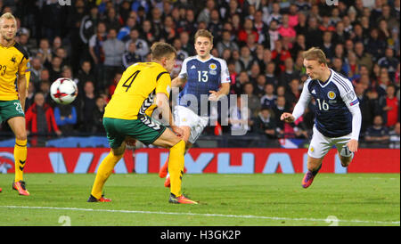 Hampden Park, Glasgow, Schottland. 8. Oktober 2016. FIFA World Cup Football zur Qualifikation. Schottland gegen Litauen. Leigh Griffiths blinkt ein Flugkopfball in Richtung Ziel Credit: Action Plus Sport/Alamy Live News Stockfoto