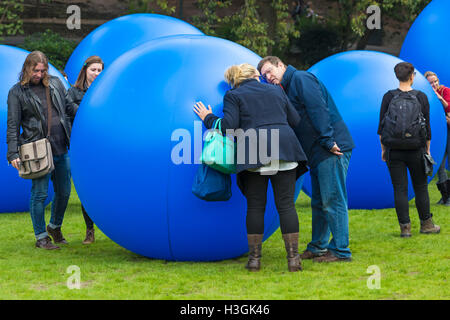 Bournemouth, Dorset, UK. 8. Oktober 2016. Bournemouth Kunst durch die Sea Festival kehrt für einen sechsten Jahr mit Festival-Unterhaltung. Besucher die Schwingungen spüren und hören Sie die Musik. Kolonie von Hogarth Productions - Gruppe von taktilen sonic Skulpturen mit Klängen, die aus der großen kugelförmigen Kugeln und Resonanz auf die Oberfläche - eine Geräuschkulisse, hören, fühlen und berühren. Bildnachweis: Carolyn Jenkins/Alamy Live-Nachrichten Stockfoto