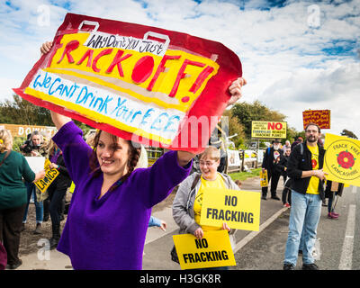 Preston, Lancashire, UK. 8. Oktober 2016. Lokale Bewohner Hannah Smalley tritt Anti-Fracking Demonstranten sammeln für eine Rallye, besorgt über die Pläne zum Frack Land auf neue Preston Straße trotz lokaler Behörden, die Ablehnung des Vorschlags. Bildnachweis: Jason Smalley Fotografie/Alamy Live-Nachrichten Stockfoto