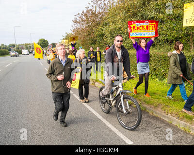 Preston, Lancashire, UK. 8. Oktober 2016. Anti-Fracking Demonstranten versammeln sich für eine Rallye ihre Besorgnis über die Pläne zum Frack Land auf neue Preston Straße trotz lokaler Behörden, die Ablehnung des Vorschlags zum Ausdruck zu bringen. Bildnachweis: Jason Smalley Fotografie/Alamy Live-Nachrichten Stockfoto