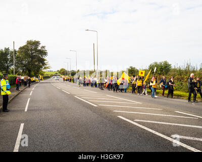 Preston, Lancashire, UK. 8. Oktober 2016. Anti-Fracking Demonstranten versammeln sich für eine Rallye ihre Besorgnis über die Pläne zum Frack Land auf neue Preston Straße trotz lokaler Behörden, die Ablehnung des Vorschlags zum Ausdruck zu bringen. Bildnachweis: Jason Smalley Fotografie/Alamy Live-Nachrichten Stockfoto