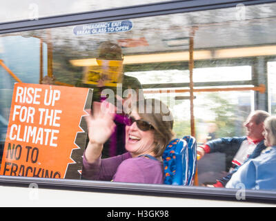 Preston, Lancashire, UK. 8. Oktober 2016. Anti-Fracking Demonstranten versammeln sich für eine Rallye ihre Besorgnis über die Pläne zum Frack Land auf neue Preston Straße trotz lokaler Behörden, die Ablehnung des Vorschlags zum Ausdruck zu bringen. Bildnachweis: Jason Smalley Fotografie/Alamy Live-Nachrichten Stockfoto