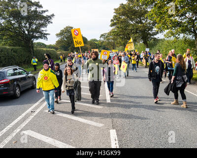 Preston, Lancashire, UK. 8. Oktober 2016. Anti-Fracking Demonstranten versammeln sich für eine Rallye ihre Besorgnis über die Pläne zum Frack Land auf neue Preston Straße trotz lokaler Behörden, die Ablehnung des Vorschlags zum Ausdruck zu bringen. Bildnachweis: Jason Smalley Fotografie/Alamy Live-Nachrichten Stockfoto