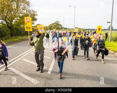 Preston, Lancashire, UK. 8. Oktober 2016. Anti-Fracking Demonstranten versammeln sich für eine Rallye ihre Besorgnis über die Pläne zum Frack Land auf neue Preston Straße trotz lokaler Behörden, die Ablehnung des Vorschlags zum Ausdruck zu bringen. Bildnachweis: Jason Smalley Fotografie/Alamy Live-Nachrichten Stockfoto