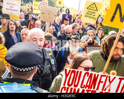 Preston, Lancashire, UK. 8. Oktober 2016. Anti-Fracking Demonstranten versammeln sich für eine Rallye ihre Besorgnis über die Pläne zum Frack Land auf neue Preston Straße trotz lokaler Behörden, die Ablehnung des Vorschlags zum Ausdruck zu bringen. Bildnachweis: Jason Smalley Fotografie/Alamy Live-Nachrichten Stockfoto