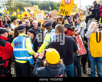 Preston, Lancashire, UK. 8. Oktober 2016. Anti-Fracking Demonstranten versammeln sich für eine Rallye ihre Besorgnis über die Pläne zum Frack Land auf neue Preston Straße trotz lokaler Behörden, die Ablehnung des Vorschlags zum Ausdruck zu bringen. Bildnachweis: Jason Smalley Fotografie/Alamy Live-Nachrichten Stockfoto