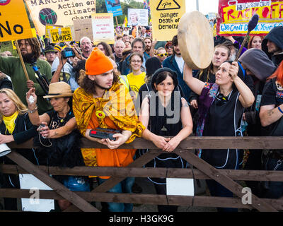 Preston, Lancashire, UK. 8. Oktober 2016. Anti-Fracking Demonstranten versammeln sich für eine Rallye ihre Besorgnis über die Pläne zum Frack Land auf neue Preston Straße trotz lokaler Behörden, die Ablehnung des Vorschlags zum Ausdruck zu bringen. Bildnachweis: Jason Smalley Fotografie/Alamy Live-Nachrichten Stockfoto