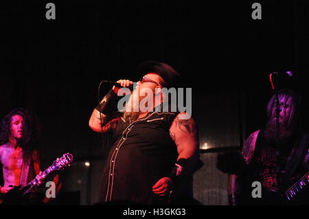 USA. 8. Oktober 2016. Texas Band "Texas Hippie Coalition" oder "THC" spielte Freitagabend am 9. Oktober in Little Rock Revolution mit einem schweren Thema unter Beteiligung der liberalen Gebrauch von Marihuana Credit: Michael Stephenson/Alamy Live News Stockfoto