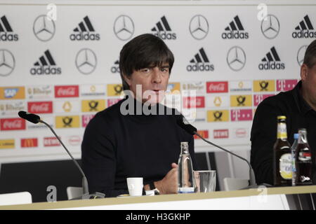 Volksparkstadion Hamburg, Deutschland. 8. Oktober 2016. 2018 WM-Qualifikation. Deutschland gegen die Tschechische Republic.Joachim Low Presse Konferenz Credit: Laurent Lairys/Agence Locevaphotos/Alamy Live News Stockfoto