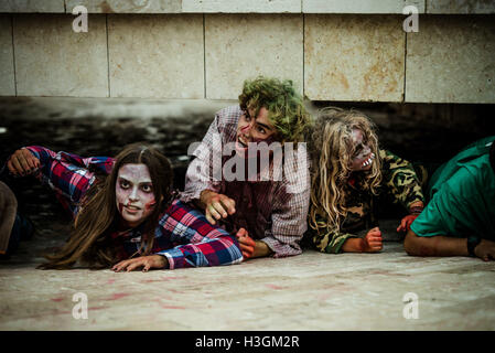 Sitges, Spanien. 9. Oktober 2016. Eine Gruppe von jungen 'Zombies' kriecht auf dem Boden vor der Sitges Zombie Walk 2016 Kredit: Matthi/Alamy Live-Nachrichten Stockfoto