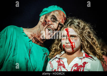 Sitges, Spanien. 9. Oktober 2016. Eine Zombie-Familie nimmt Teil in Sitges Zombie Walk 2016 Credit: Matthi/Alamy Live-Nachrichten Stockfoto