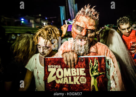 Sitges, Spanien. 9. Oktober 2016. Zombies aller Art sammeln für Sitges Zombie Walk 2016 Credit: Matthi/Alamy Live-Nachrichten Stockfoto