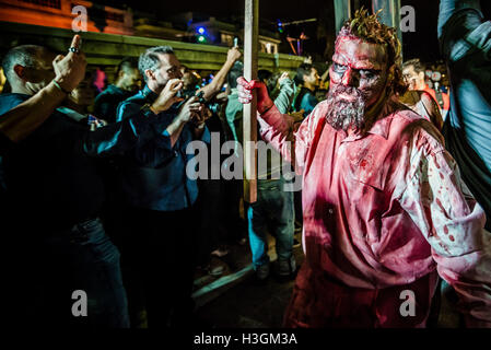 Sitges, Spanien. 9. Oktober 2016. Hunderte von Zombies Stengel die Straßen während der Sitges Zombie Walk 2016 Kredit: Matthi/Alamy Live-Nachrichten Stockfoto