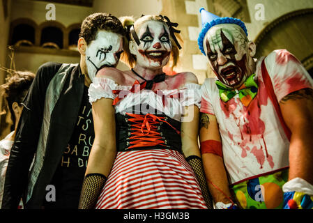 Sitges, Spanien. 9. Oktober 2016. Ceepy Clowns zu beteiligen, in Sitges Zombie Walk 2016 Credit: Matthi/Alamy Live-Nachrichten Stockfoto