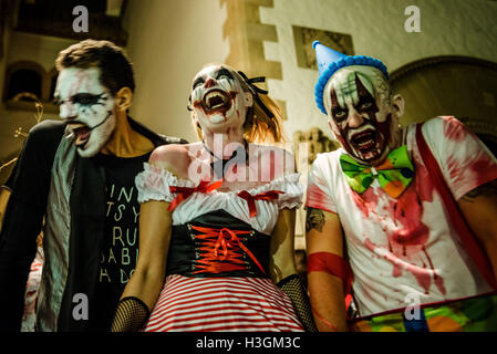 Sitges, Spanien. 9. Oktober 2016. Ceepy Clowns zu beteiligen, in Sitges Zombie Walk 2016 Credit: Matthi/Alamy Live-Nachrichten Stockfoto