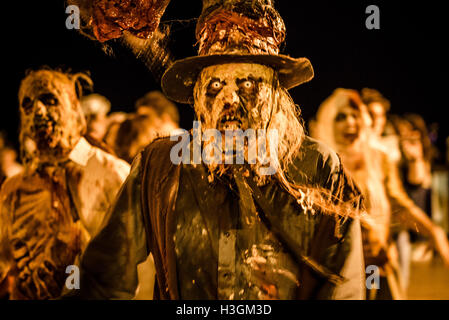 Sitges, Spanien. 9. Oktober 2016. Hunderte von Zombies Stengel die Straßen während der Sitges Zombie Walk 2016 Kredit: Matthi/Alamy Live-Nachrichten Stockfoto