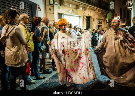 Sitges, Spanien. 9. Oktober 2016. Zombies aller Art beteiligen sich in Sitges Zombie Walk 2016 Credit: Matthi/Alamy Live-Nachrichten Stockfoto