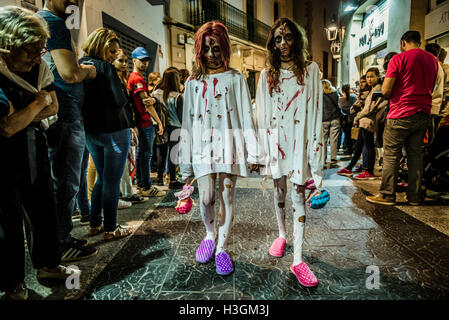 Sitges, Spanien. 9. Oktober 2016. Zwei Mädchen in ihren Zombie-Kostümen teilnehmen in Sitges Zombie Walk 2016 Credit: Matthi/Alamy Live-Nachrichten Stockfoto