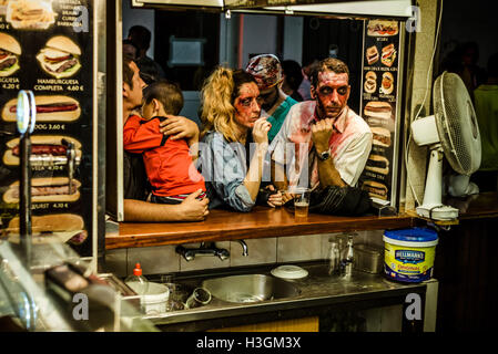 Sitges, Spanien. 9. Oktober 2016. Ein paar in ihre Zombie Kostüme warten, um ihre Bestellung an einen Hot-Dog-Stand nach Sitges Zombie Walk 2016 Kredit: Matthi/Alamy Live-Nachrichten Stockfoto