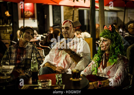 Sitges, Spanien. 9. Oktober 2016. "Zombies" genießen Sie einen Drink auf der Terrasse nach Sitges Zombie Walk 2016 Kredit: Matthi/Alamy Live-Nachrichten Stockfoto